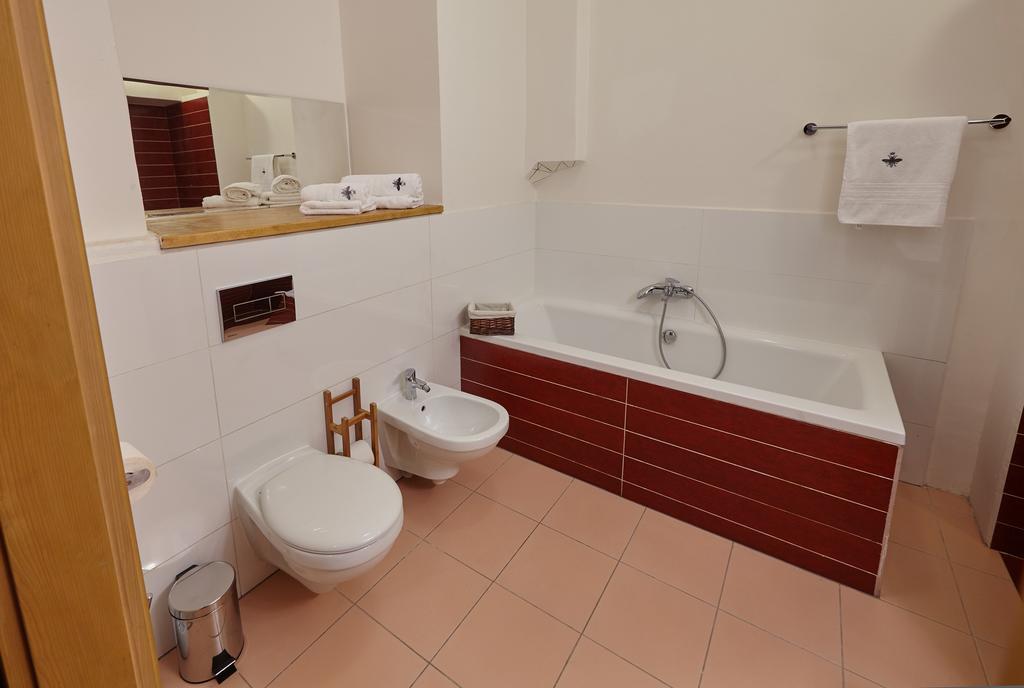 Queen Bee Apartments Πράγα Εξωτερικό φωτογραφία